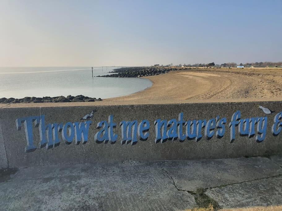 Awave From It All - Escape The City Life Jaywick Sands Eksteriør bilde